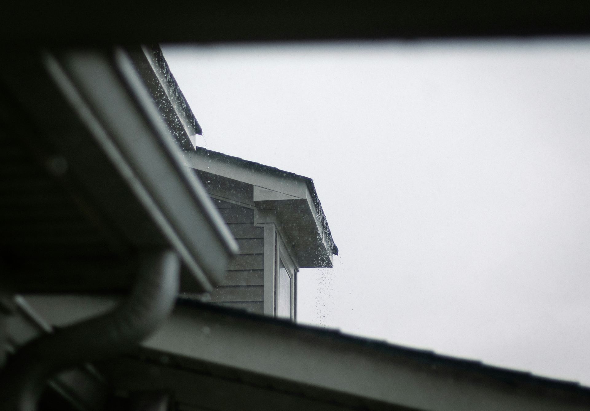 Seamless aluminum gutter installation